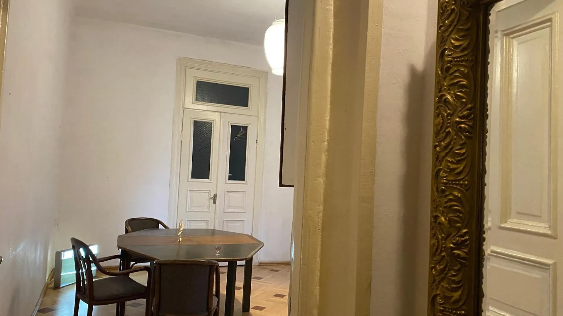 Old Apartment On 10 Krylov Street 트빌리시