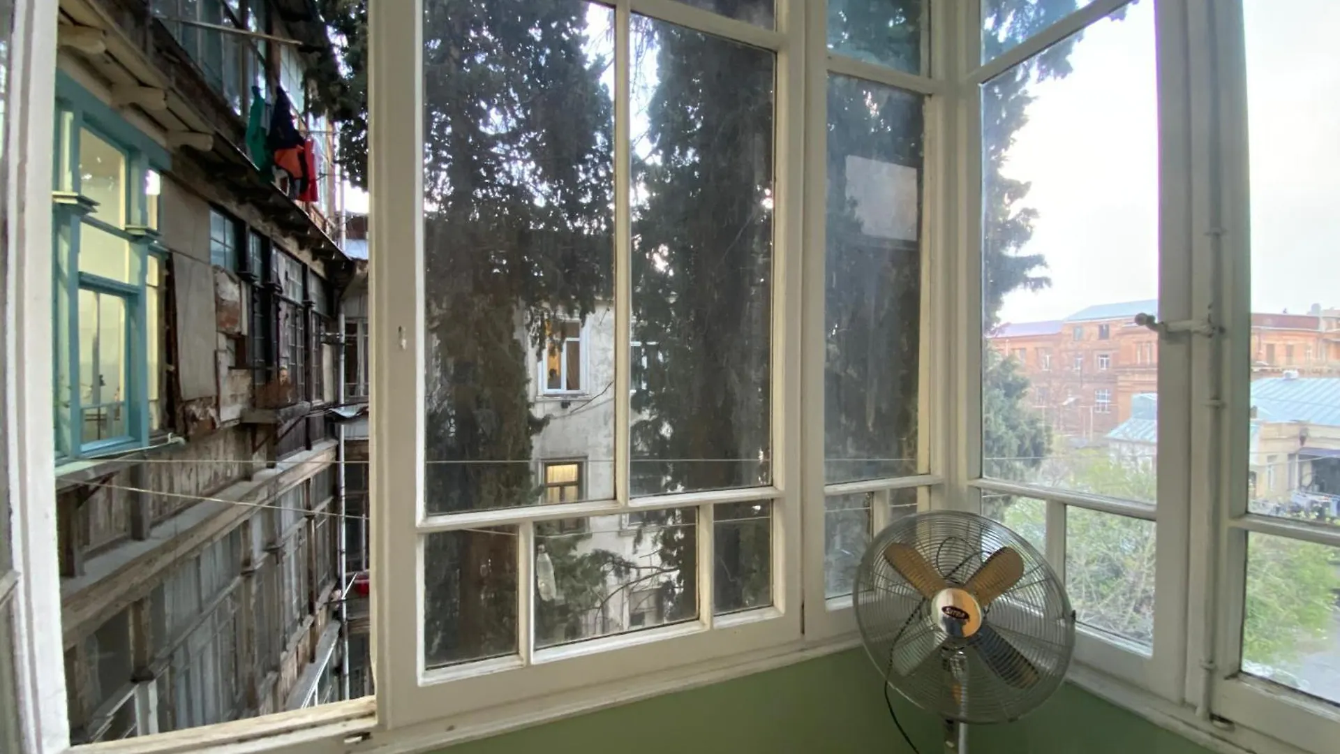 Old Apartment On 10 Krylov Street 트빌리시