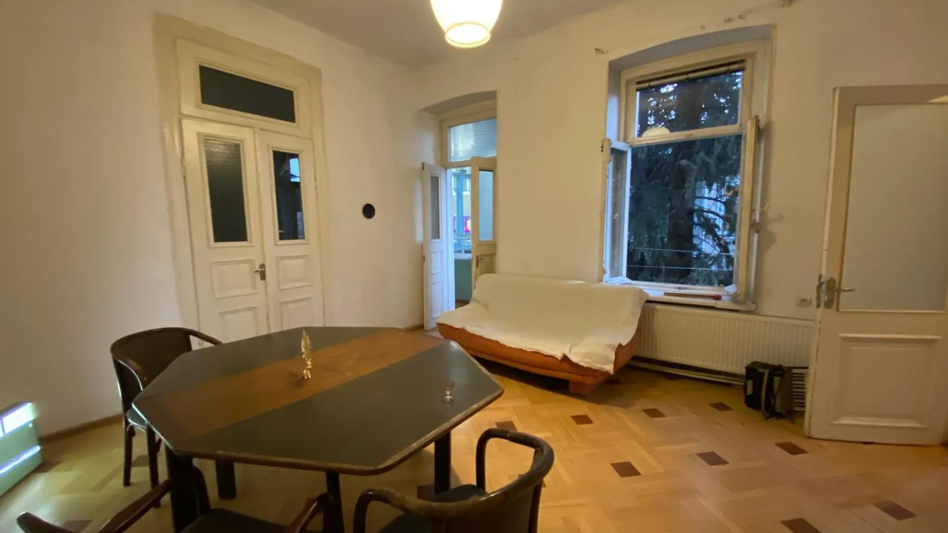Old Apartment On 10 Krylov Street تبليسي